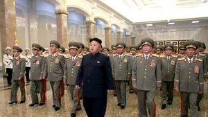 Kim Jong-un, surprins şchiopătând la ceremonia organizată în memoria bunicului său, Kim Il-sung