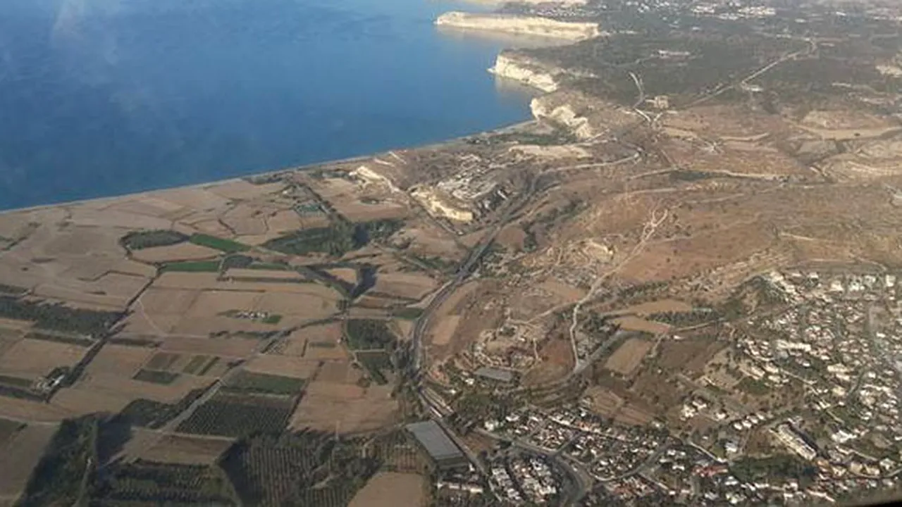 Patru nave cu imigranţi au acostat chiar în dreptul unei baze militare britanice din Cipru