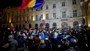Ciocniri violente între protestatari și jandarmi în centrul Capitalei. Mai multe persoane, reținute