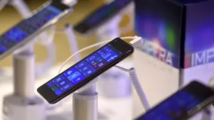 Românii îşi schimbă telefonul o dată la 2 ani. În zona premium însă rata de schimb ajunge la 6 luni