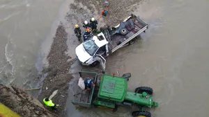 Un mort şi doi răniţi, după ce camionetă în care se aflau a căzut de pe un pod, în judeţul Suceava - FOTO