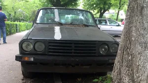 Ploieşti: Marcaj rutier trasat peste o maşină parcată de mai mulţi ani într-un loc