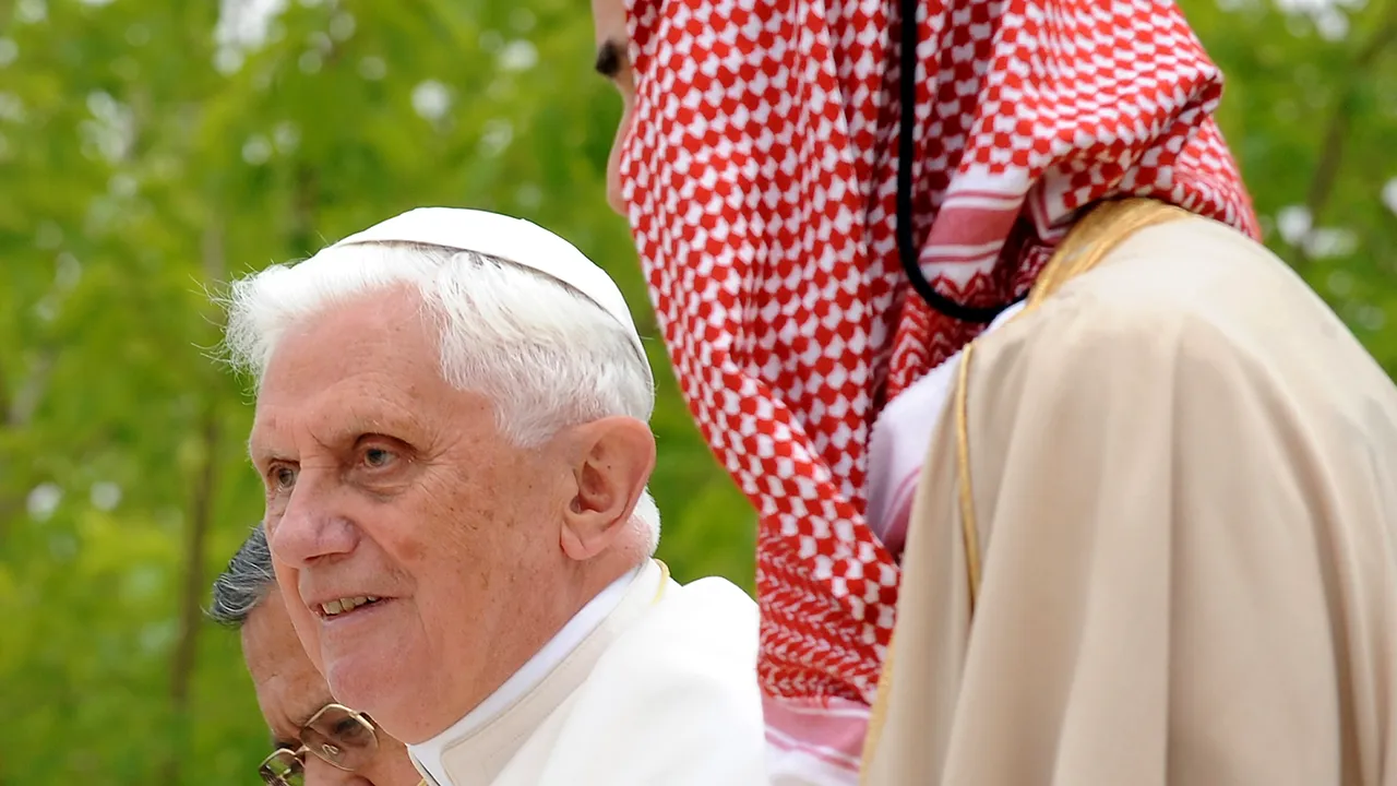 Suveranul Pontif salută 