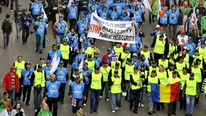 Zeci de mii de persoane protestează la Bruxelles faţă de măsurile de austeritate din Europa