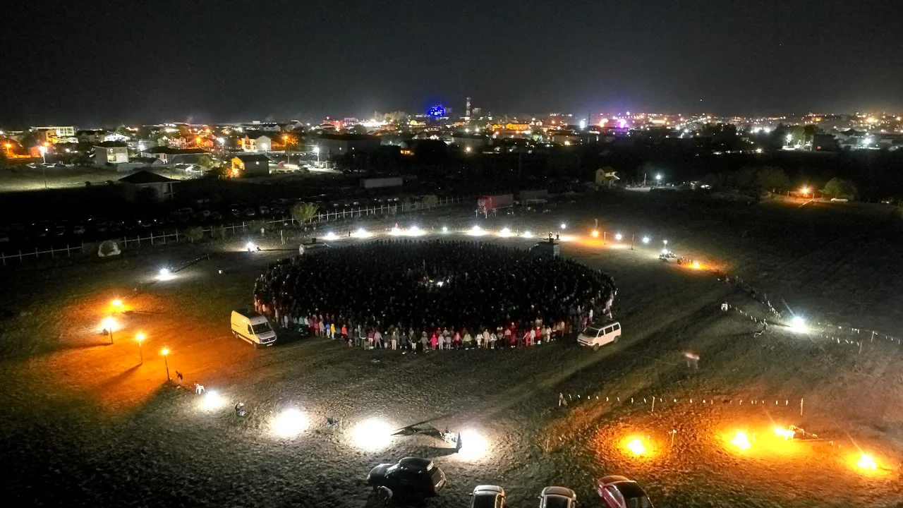 4.000 de yoghini din ţară şi străinătate, prezenţi la meditaţia în spirală de la Costineşti | FOTO