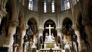 Canistre cu gaz, descoperite într-o maşină în apropiere de catedrala Notre-Dame din Paris