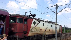 Ziua şi incidentul la CFR | Trenul IR 1585 Bucureşti-Constanţa, blocat în câmp din cauză că s-a rupt pantograful locomotivei