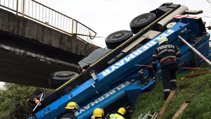 O macara de peste 40 de tone a căzut de pe un pod din Dâmboviţa. Şoferul a murit