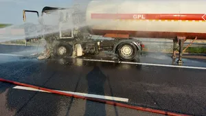 O cisternă încărcată cu propan a luat foc pe A7, în județul Buzău