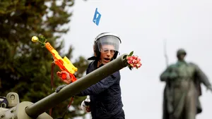 FOTO/VIDEO Violenţe în centrul Berlinului, în cursul unui protest faţă de restricţiile antiepidemice. Aproximativ 200 de oameni au fost reţinuţi