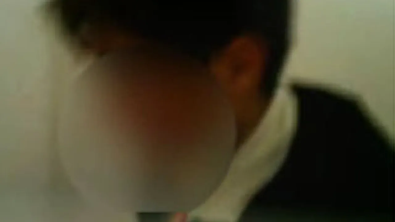 Doi elevi de gimnaziu, filmaţi în timp ce faceau sex oral (Video)