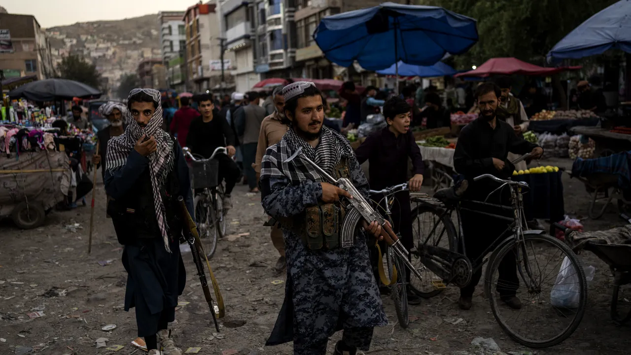 Afganistan: Talibanii interzic frizerilor din provincia Helmand să scurteze bărbile