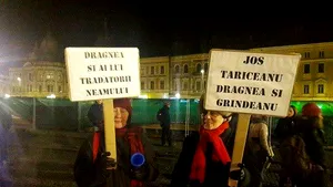 Peste 400 de persoane continuă protestul împotriva Guvernului în Piaţa Unirii din Cluj-Napoca