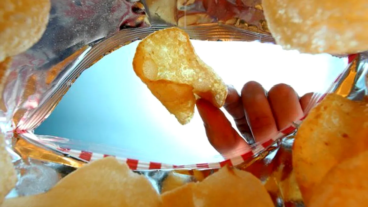 O femeie din Marea Britanie mănâncă de 10 ani doar chipsuri. Ce riscuri presupune o astfel de dietă