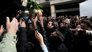 Imaginile disperării: Cum s-au luptat grecii între ei la Atena pentru legume şi fructe gratuite - FOTO