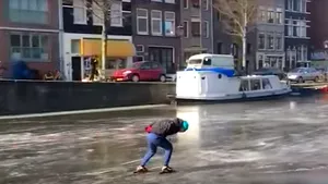 VIDEO | CANALELE din Amsterdam, pline de patinatori. Zeci de oameni au ieşit să testeze gheaţa