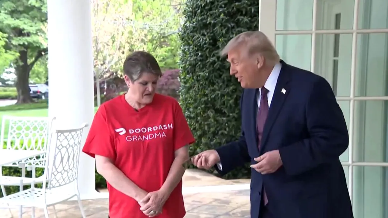 Trump oferă 100 de dolari bacșiș unui livrator DoorDash la Casa Albă