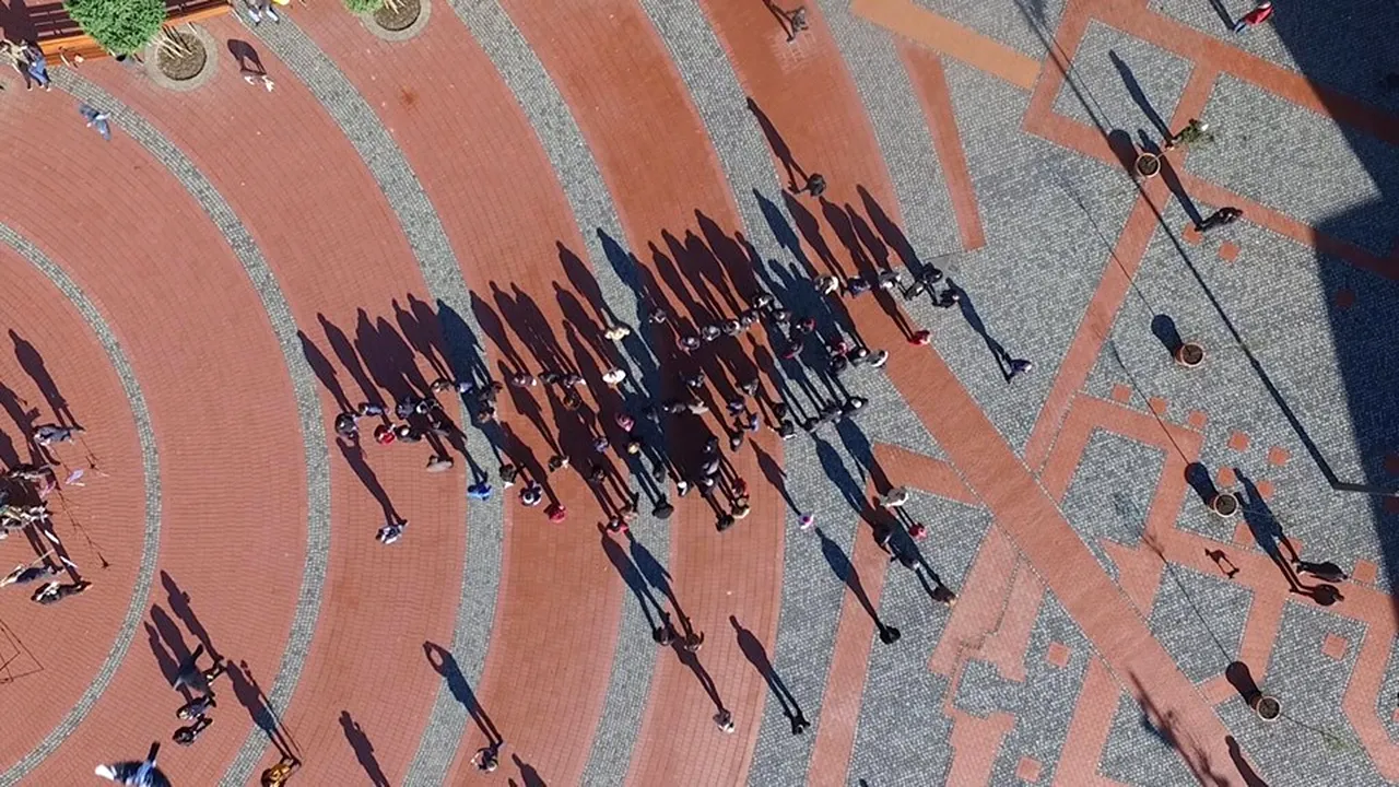 ALDE a dat startul campaniei electorale cu un flash-mob la nivel naţional. Harta judeţului Timiş a fost reprodusă de 200 de oameni - FOTO/VIDEO 