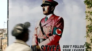 Un panou publicitar cu Hitler îmbrăcat în roz stârneşte furia sicilienilor
