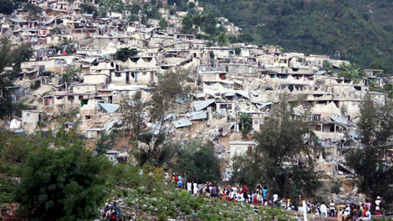 Principala închisoare din capitala haitiană s-a prăbuşit, iar câţiva deţinuţi au fugit