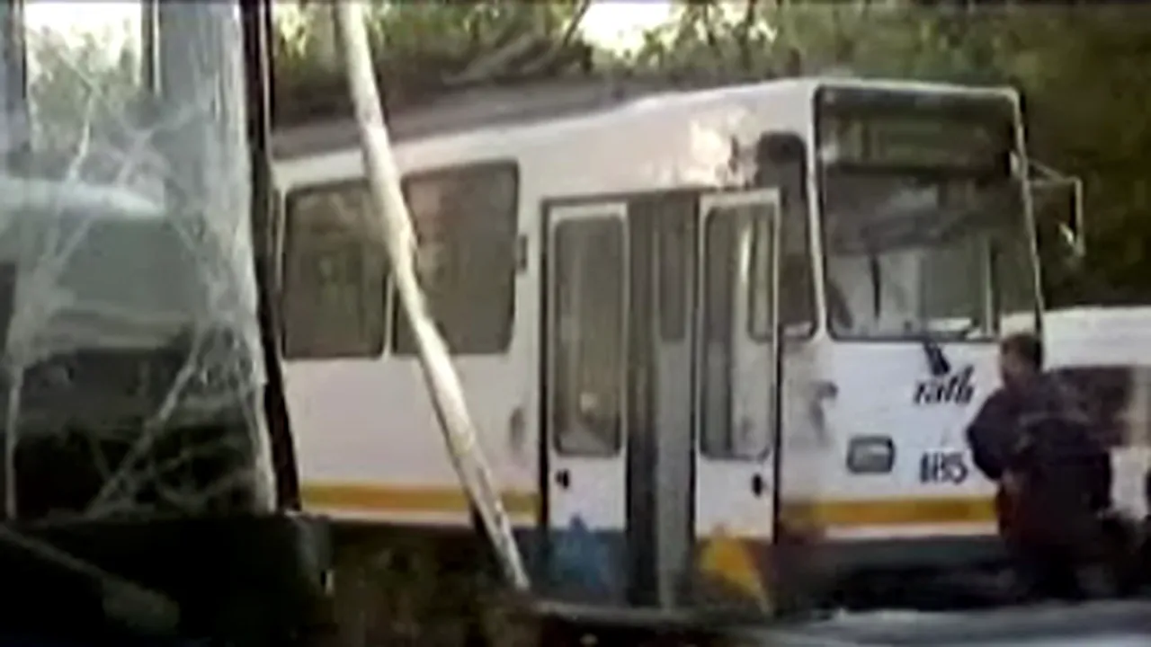 Un tramvai al liniei 34, lovit de un autocar - VIDEO