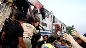 Cel puţin 36 de morţi, în urma unei coliziuni între două trenuri în Indonezia - FOTO