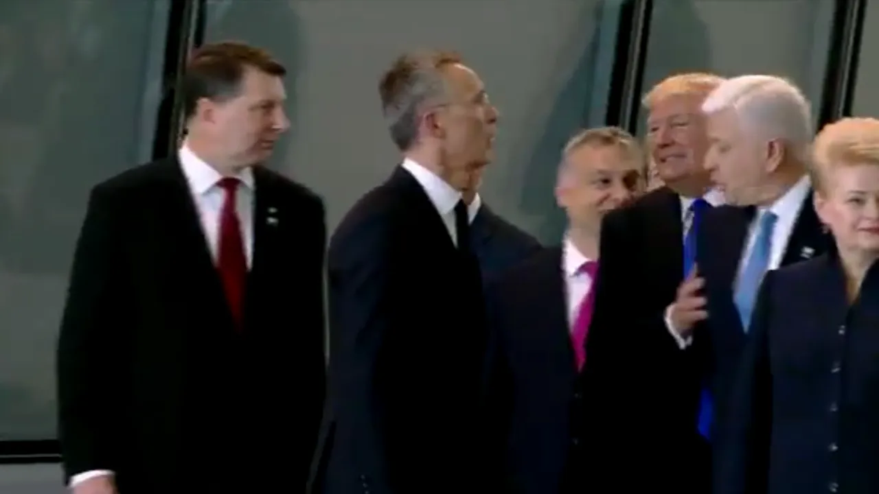 VIDEO Donald Trump pare să îl fi dat la o parte pe premierul Muntenegrului pentru a trece, la summitul NATO. Casa Albă EXPLICĂ situaţia
