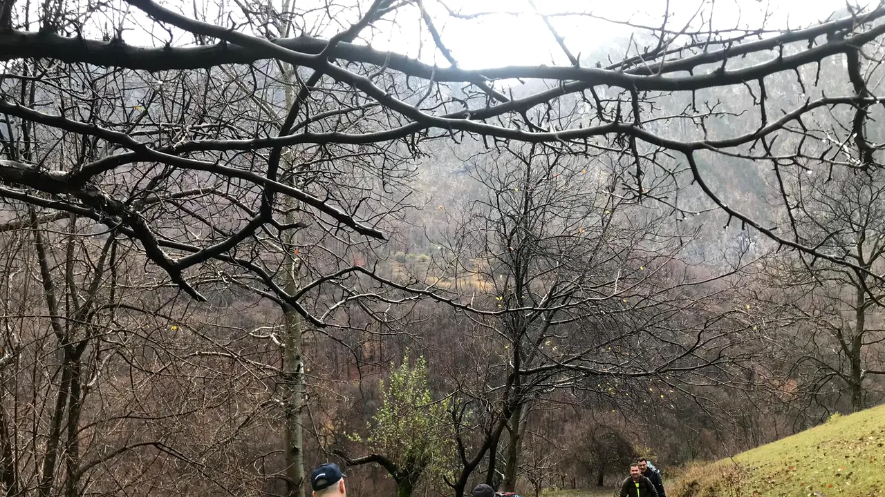 Gest de suflet pentru familiile din Munţii Cernei, care trăiesc fără curent şi tehnologie. Ce cadouri au primit de Moş Nicolae. FOTO, VIDEO