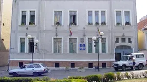 Un zid al Primăriei din Tăşnad s-a prăbuşit