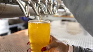 Un barbat cu alcoolemie uriaşă a fost salvat de doctori, care i-au administrat 15 beri | FOTO