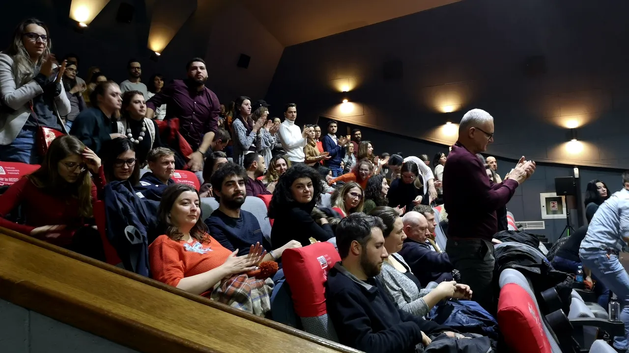 Prima difuzare a filmului „colectiv”: linişte ca-n biserică, apoi minute bune de aplauze | FOTO