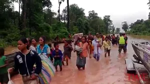 Mii de persoane au rămas izolate după prăbuşiriea barajului din Laos. Autorităţile încearcă să le salveze, cu ajutorul unor echipe venite din China şi Thailanda