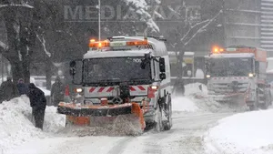 Primăria Bucureşti: 210 utilaje de deszăpezire intervin în Capitală