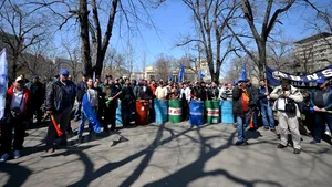 Peste 500 de lucrători portuari au protestat la Ministerul Transporturilor - FOTO