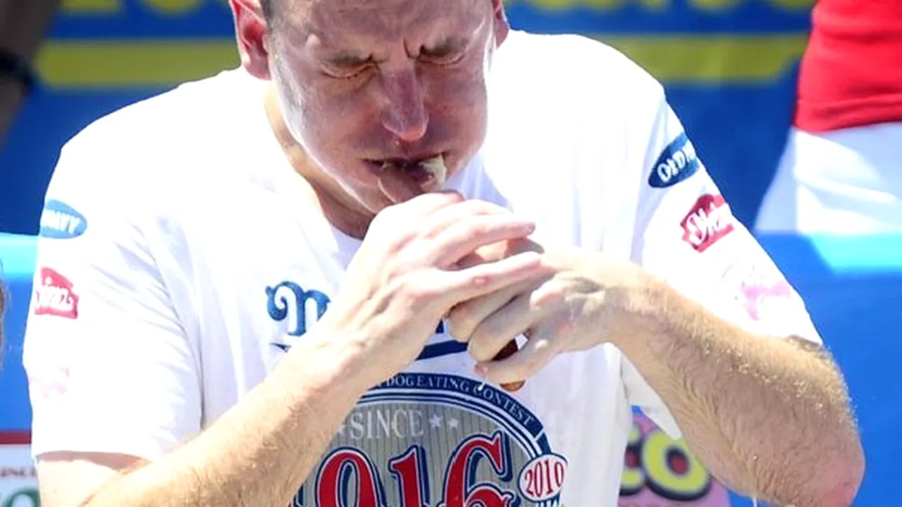 Tu câţi hot dog ai putea mânca în 10 minute? Un american a mâncat 62