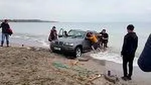 Cu maşina în Marea Neagră: Şoferul şi-a abandonat bolidul de lux, împotmolit în nisip, pe plaja din Vama Veche. Ce amendă riscă