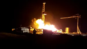 Incendiu puternic la o sondă de gaz | La faţa locului intervin şapte autospeciale de stingere