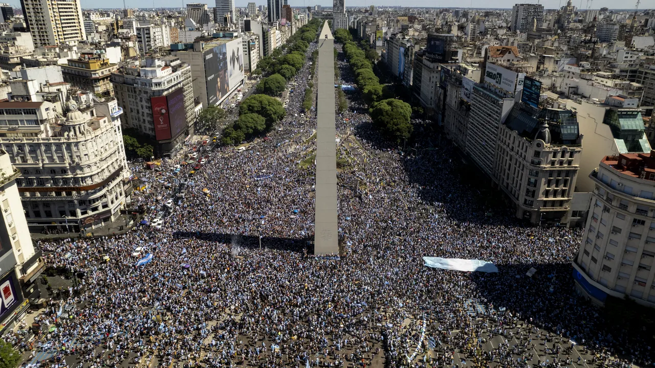 Argentinienii sărbătoresc în stradă victoria lui Mesi & Co de la Cupa Mondială