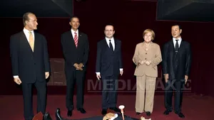 O activistă Femen a distrus statuia din ceară a lui Putin de la Muzeul Grévin din Paris - FOTO