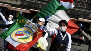 Muzica învinge coronavirusul. Artiştii dau recital din balcon sau de la ferestre