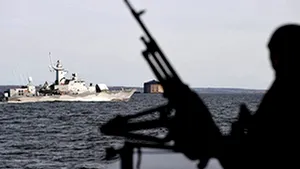 Armatorul celor două nave având la bord şi marinari români negociază cu piraţii