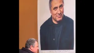 „F*CK PUTIN AND TRUMP”: Regizorul român Radu Jude a semnat la Berlin mesajul pe un portret de la premiera filmului Kontinental 25