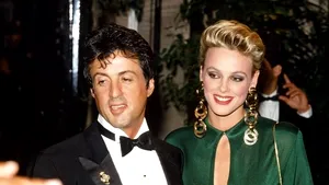 Cum arată fosta soţie a lui Sylvester Stallone. Fosta vedetă sexy a anilor ’80 este însărcinată la 54 de ani. Fotografie spectaculoasă 