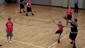 Faimos pe terenul de BASCHET la 8 ani. ARUNCAREA de trei puncte care i-a adus celebritatea - VIDEO