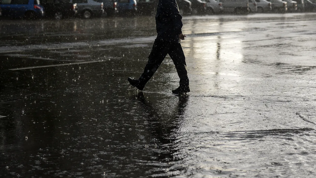 Alertă meteo: Cod portocaliu de ploi în 14 judeţe, Cod galben în 18 judeţe