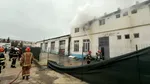 Hală industrială în flăcări în Ploiești. 17 oameni au ieșit din clădire. VIDEO