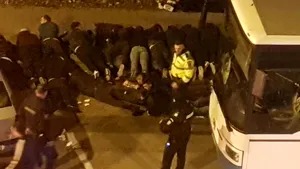 FOTO + VIDEO. Peste 40 de suporteri ai echipei Petrolul Ploieşti, sancţionaţi după ce au făcut scandal în Piteşti