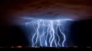 Rupere de NORI. Străzi inundate într-un oraş, după o scurtă ploaie torenţială/ Drum din judeţul Dâmboviţa, acoperit de un strat gros de grindină
