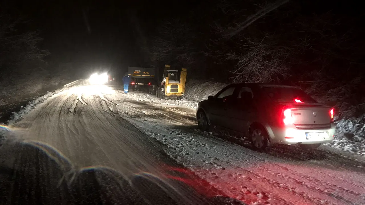 Autocar cu 40 de persoane, blocat pe un drum din Harghita după ce toată noaptea a nins