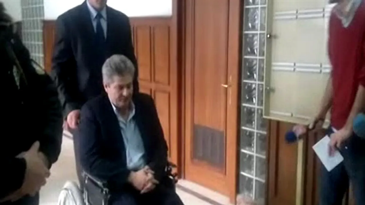 Venit la Tribunal în scaun cu rotile, Vîntu anunţă că începe vânătoarea împotriva lui Băsescu